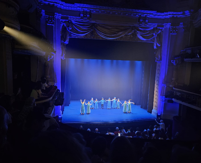 Élèves des cours enfants en représentation dans un grand théâtre parisien