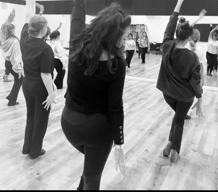 Mishell guide son cours de danse adultes pendant l'apprentissage d'une chorégraphie modern jazz