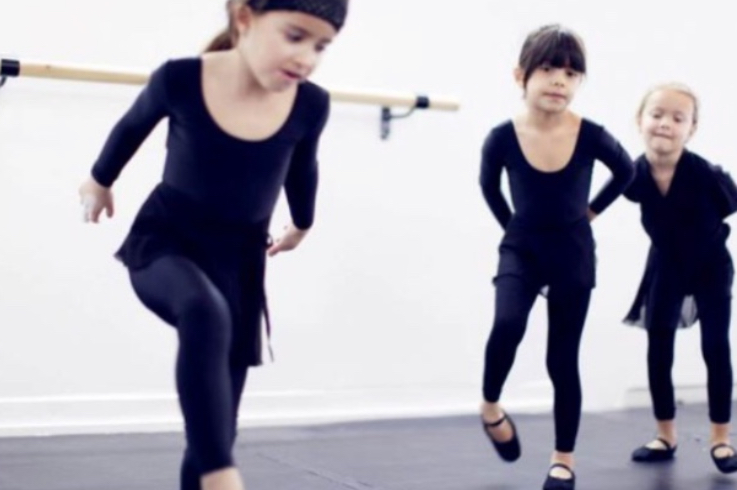 Jeunes danseuses en justaucorps noir travaillant une chorégraphie en cours de danse