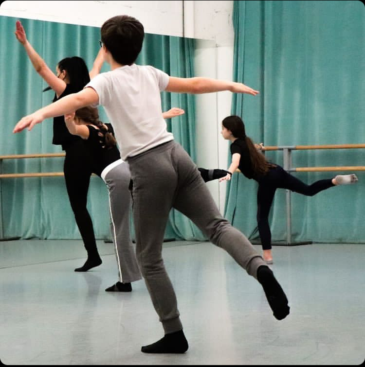 Cours d'initiation : travail technique jazz et contemporain avec les enfants au studio