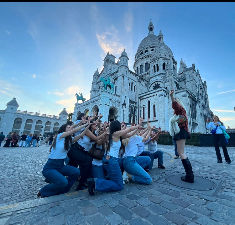 Groupe de danseuses en chorégraphie devant la basilique du Sacré-Cœur à Montmartre, Paris