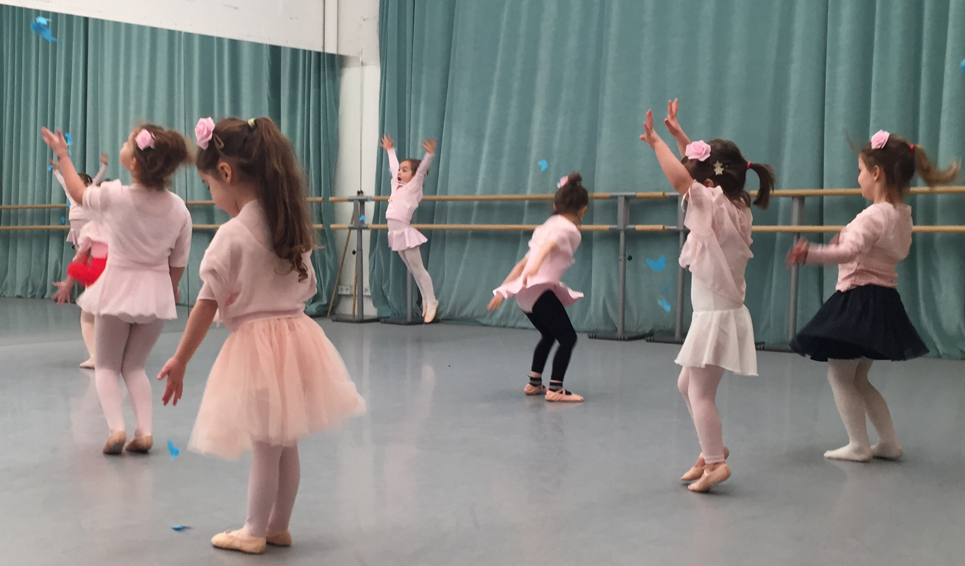 Cours d'éveil danse 4-5 ans à Paris 18 : petites danseuses en tutu rose au studio