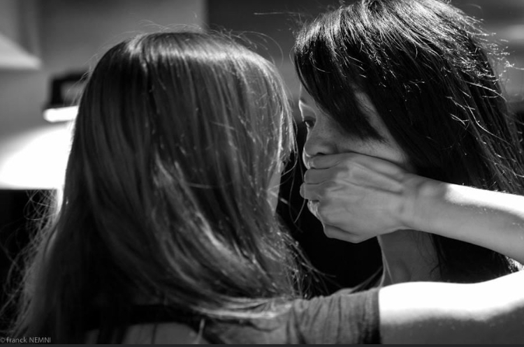 Deux danseuses face à face, main sur le visage