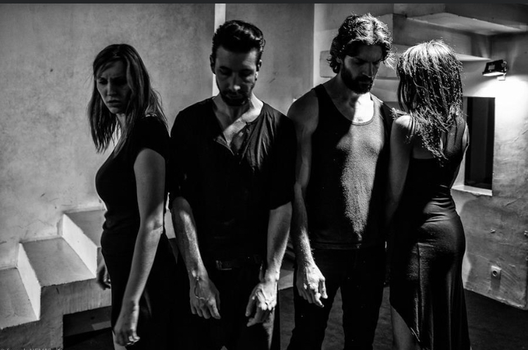 Quatre danseurs debout, regards baissés