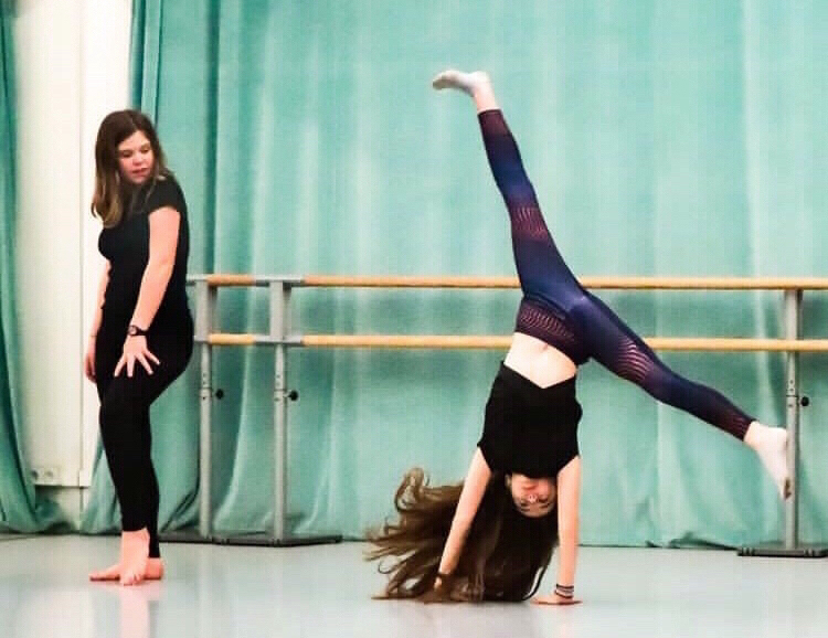 Cours ados danse-théâtre : travail technique en studio avec Mishell, professeur de danse