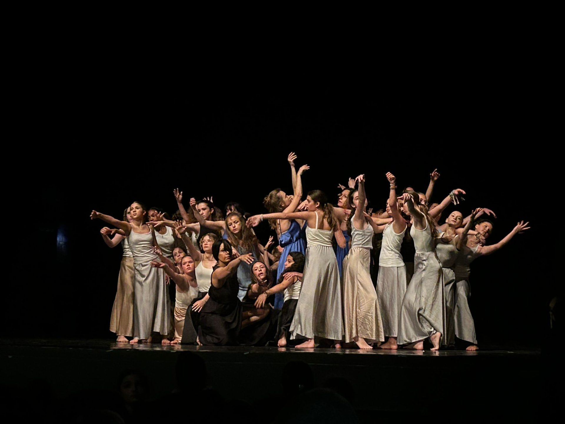 Élèves adolescentes du cours de danse-théâtre réunies sur scène lors du spectacle de fin d'année