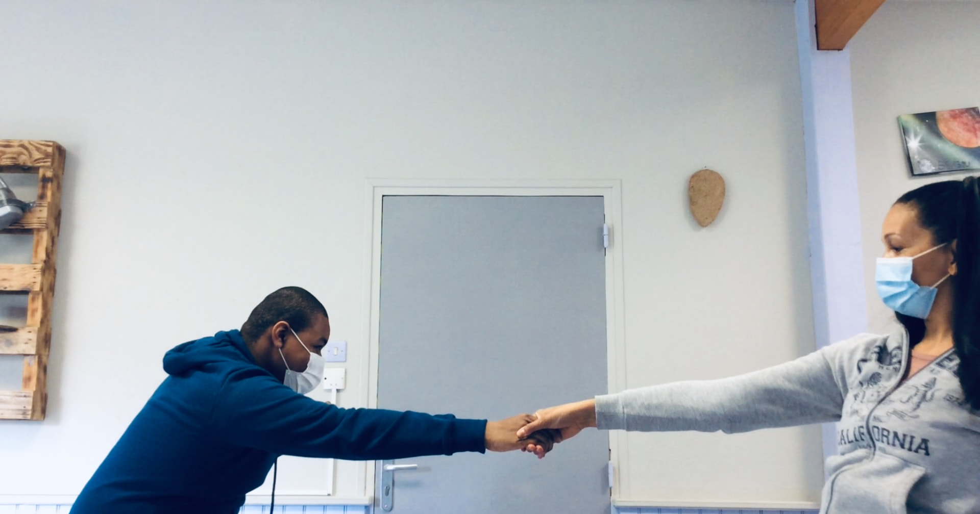 Atelier de danse adaptée : exercice de contact main à main entre un participant et l'intervenante