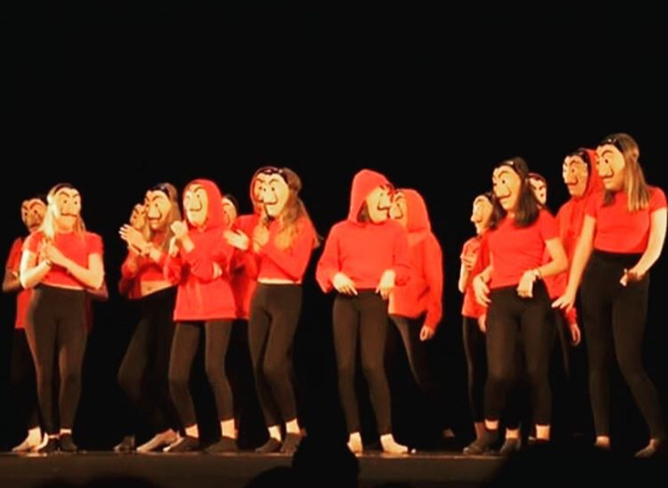 Spectacle de danse ados dans un théâtre parisien : création chorégraphique en costumes rouges