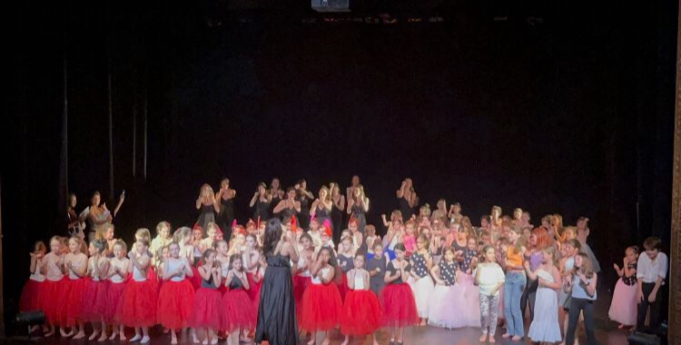 Final du spectacle de fin d'année : tous les élèves des cours enfants et ados sur scène