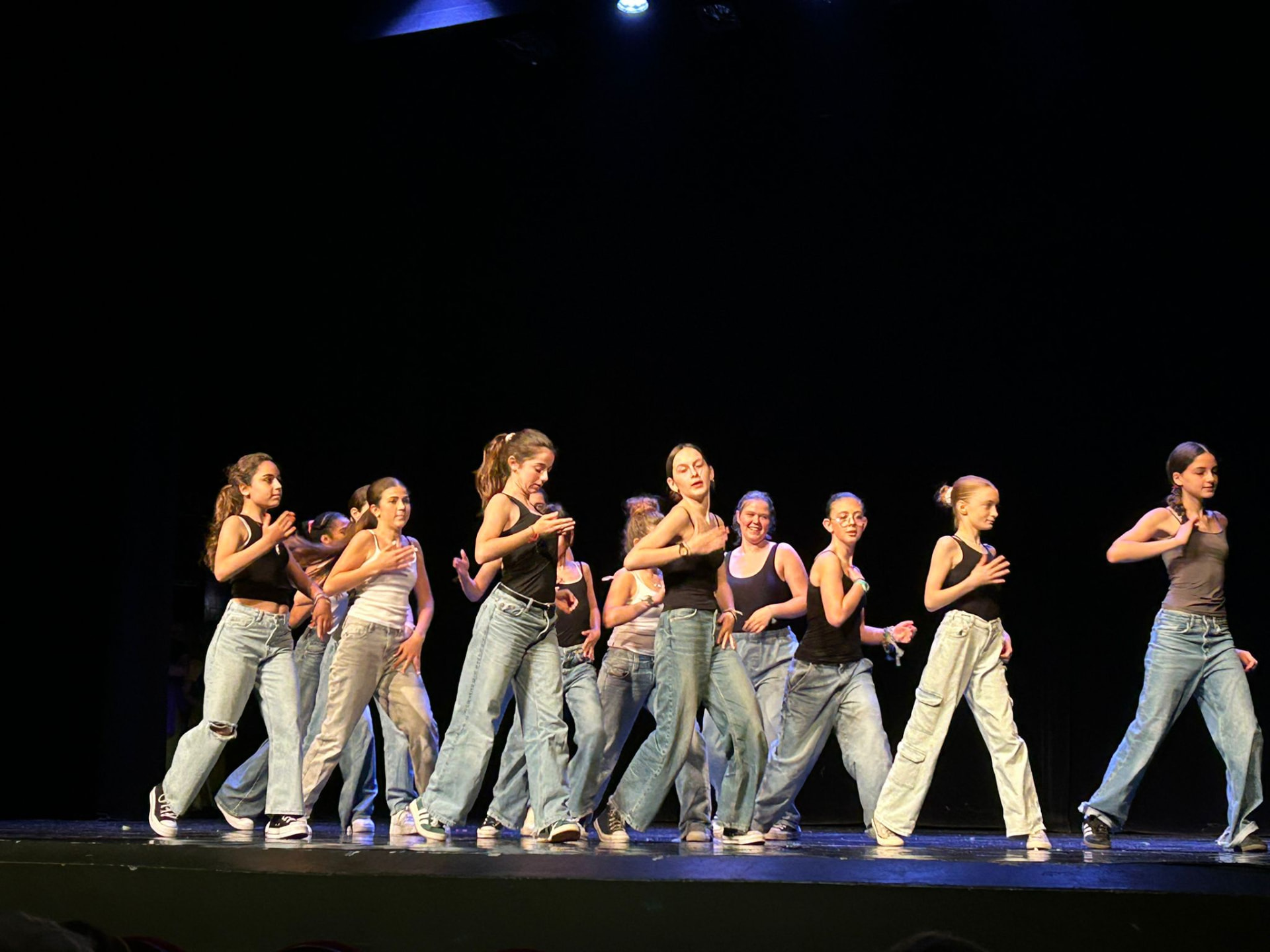 Cours de danse ados à Paris : chorégraphie jazz funk présentée sur scène en spectacle