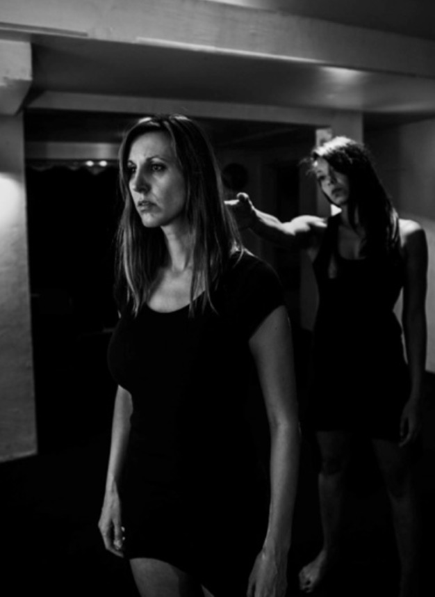 Portrait de deux danseuses dans la pénombre