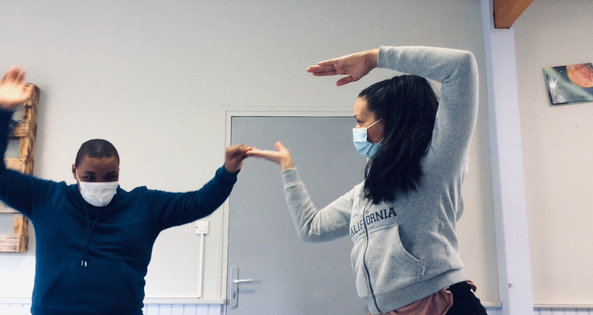 Cours de danse adapté en IME : exploration du mouvement des bras et de l'équilibre à deux