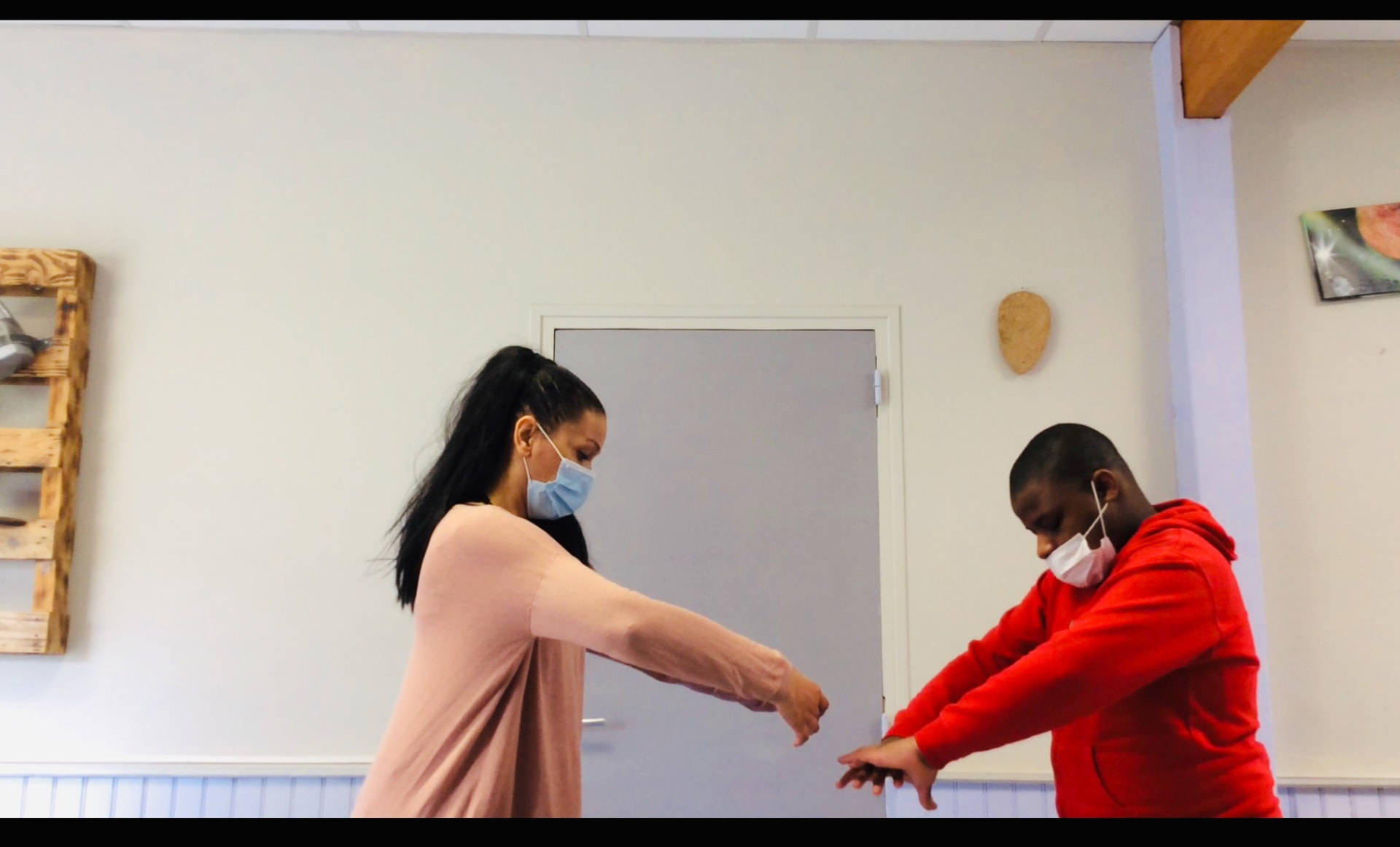 Danse et handicap : travail d'imitation et de miroir du geste en atelier de médiation corporelle