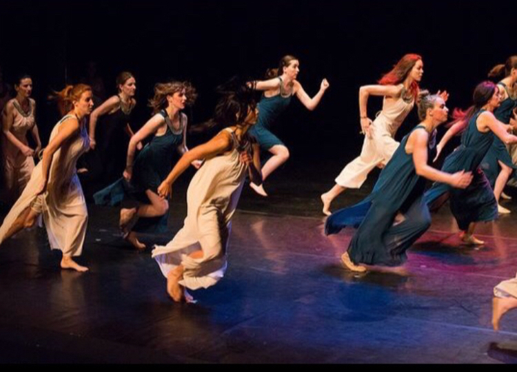 Chorégraphie contemporaine en mouvement : élèves adultes traversant la scène en courant