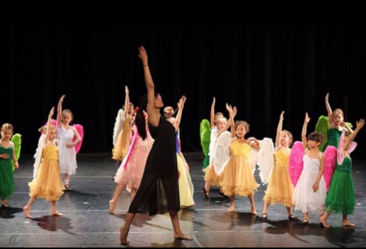 Spectacle de danse enfants : chorégraphie avec ailes colorées sur scène avec Mishell