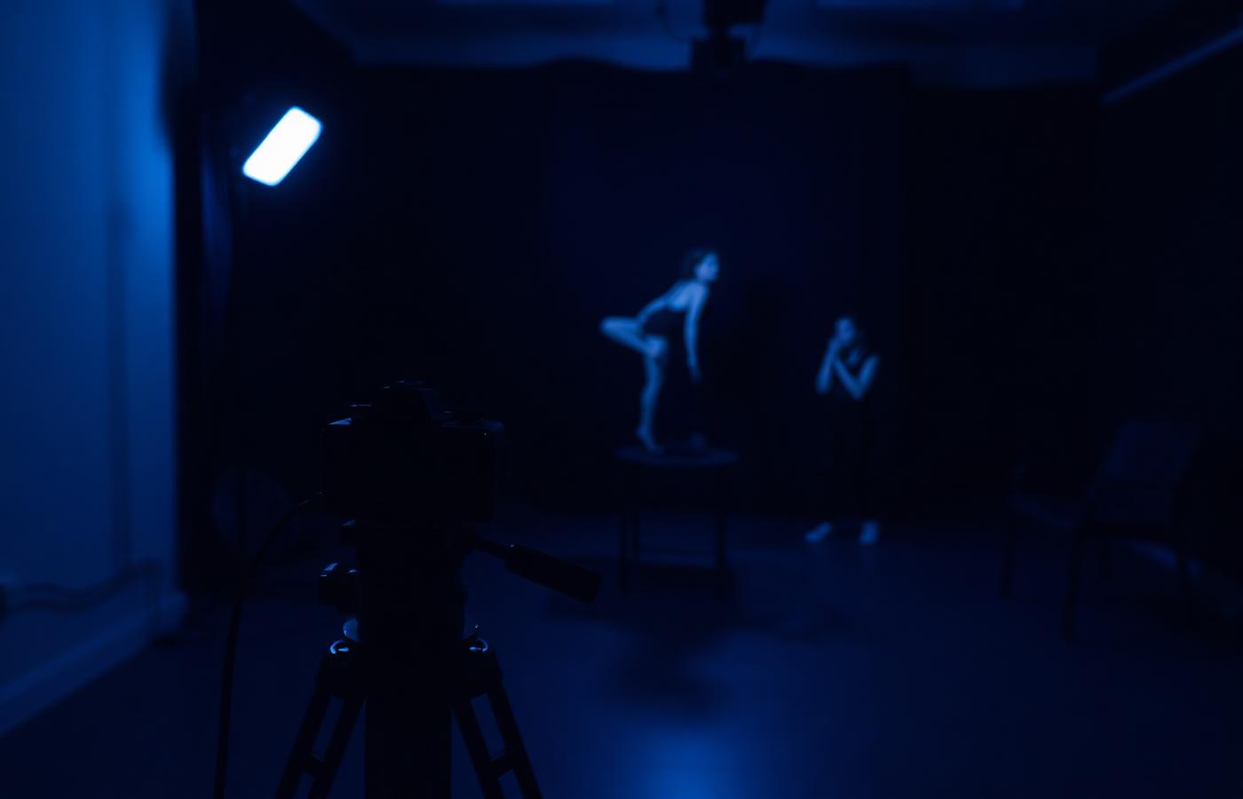 Tournage d'un court-métrage de danse : caméra face à une danseuse sur un plateau