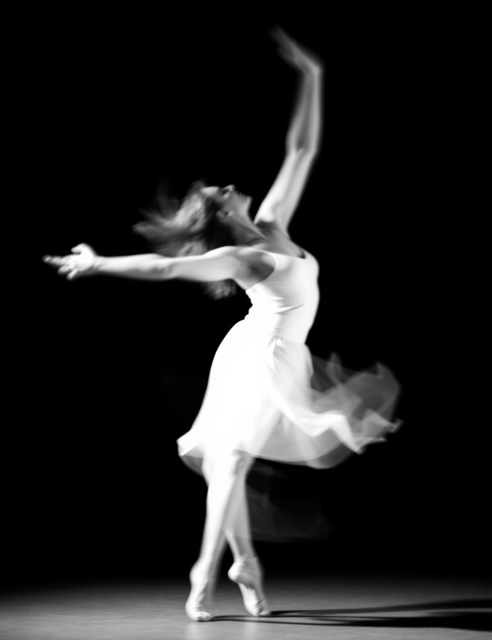 Photographie de danse en noir et blanc, création scénique à Paris